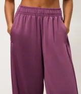Pantalón deportivo de modal color azul marino, de corte ancho y relajado, con cintura elástica y bolsillos laterales.