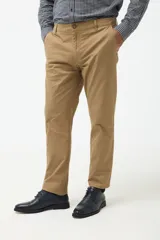 Pantalón color beige de algodón y spandex, corte recto, con bolsillos laterales y traseros.