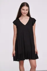 Vestido corto negro con escote en V y mangas cortas con volados. Tiene corte suelto y un volante en el ruedo.