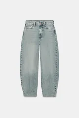 Jeans de tiro alto ZW Collection, color negro con efecto deslavado, corte tapered y diseño bombacho con raya planchada al frente.