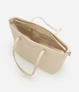 Cartera tipo shopper grande de Satinato, confeccionada en poliuretano con textura efecto crocco en color bordó. Cuenta con doble asa fija, correa larga desmontable con herrajes dorados y cierre superior por cremallera.