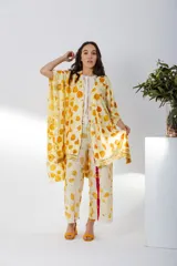 Ruana abierta color crema con estampado de hojas color naranja.