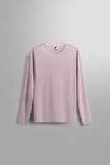 Camiseta de running de manga larga confeccionada en tejido técnico semitransparente, ligero y elástico. Presenta cuello redondo, aberturas laterales en el bajo y acabados termofijados.