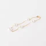 Pulsera de cadena fina en oro 18k con perlas de cultivo intercaladas.