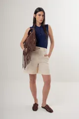 Top azul marino sin mangas, con cuello polo y botones frontales.