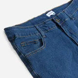 Pantalón de jean azul oscuro, corte slim fit.