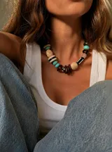 Collar de piedras y cuentas artesanales multicolor, con eslabones metálicos y cierre ajustable.