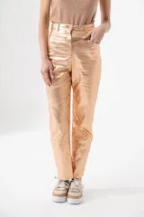 Pantalón de vestir azul eléctrico con acabado brillante, corte recto y tiro alto.