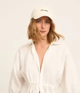 Gorra de sarga color crudo con bordado "ciao amore" en el frente, visera curva y ajuste trasero.