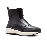 Botín negro de cuero sintético con plataforma blanca y cierre frontal con cremallera.