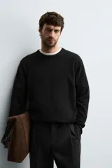 Jersey de punto de cashmere con corte regular fit, cuello redondo y manga larga. Presenta acabados en rib en puños y ruedo.