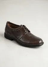 Zapato de vestir tipo derby, confeccionado en cuero legítimo color marrón oscuro, con cordones al tono, costuras reforzadas y suela de goma negra.
