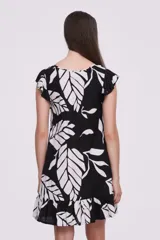 Vestido corto negro con escote en V y mangas cortas con volados. Tiene corte suelto y un volante en el ruedo.