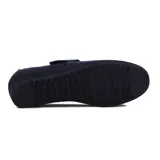 Guillermina casual modelo Wonder de color negro, confeccionada en cuero texturizado, con diseño cerrado en el empeine con aberturas laterales, tira con cierre de velcro ajustable y suela de goma con taco enterizo.