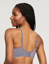 Bralette de lycra color gris, sin aro, con copa interna removible, breteles regulables y cierre trasero de tres posiciones.