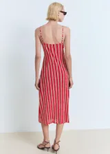 Vestido midi de tirantes finos ajustables y escote en V, con diseño recto y detalle fruncido en el frente. Presenta un estampado de rayas verticales rojas y blancas.