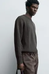Jersey de punto con corte regular fit, cuello redondo y manga larga. Presenta un diseño de textura acanalada con acabados en rib en puños y bajo.