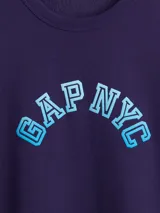 Buzo deportivo Gap color crudo, de corte recto, con cuello redondo y logo Gap NYC estampado en verde.