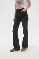 Pantalon de jean azul con corte flare y tiro alto, con cierre frontal y bolsillos.