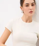 Blusa femenina de corte cropped, con mangas cortas y cuello redondo, confeccionada en algodón con elastano.