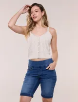 Bermuda de jean azul de calce ajustado, confeccionada en denim con cintura alta elástica sin botones ni cierres. Cuenta con bolsillos delanteros funcionales y ruedo con vuelta fija.