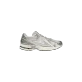 Championes New Balance 1906R, color plateado y blanco, de estilo técnico con diseño de malla y refuerzos sintéticos metálicos.
