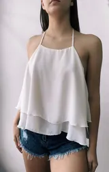 Blusa roja con espalda descubierta y tirantes finos.