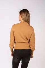 Sweater de punto color camel con cuello alto y detalle de pedrería brillante en la parte superior delantera. Presenta mangas largas con puños acanalados y cintura ajustada con el mismo tejido acanalado.