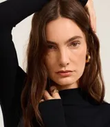 Blusa negra de rib de viscosa sostenible, con cuello alto y mangas largas.