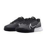 Championes de tenis Nike modelo Court Air Zoom Vapor Pro 2, color negro con detalles en blanco. Presentan un diseño de malla transpirable, tecnología Zoom Air para amortiguación y suela de goma resistente.