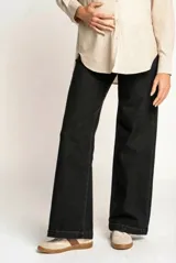 Jean de corte recto y tiro medio, diseñado especialmente para maternidad, en color negro con costuras al tono.