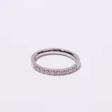 Anillo de acero plateado con una hilera de piedras cuadradas engastadas en el centro.