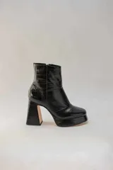 Botas de cuero color marrón con estampado croco, plataforma y taco cuadrado. Cierre lateral con cremallera.