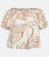 Blusa con escote de hombro a hombro en viscosa con estampado floral en tonos beige y negro.