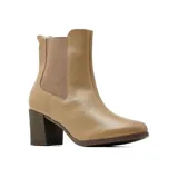 Bota tipo Chelsea de cuero color tostado, con paneles laterales elásticos, punta redondeada y taco cuadrado de altura media en tono marrón oscuro.
