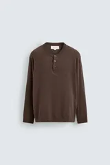 Jersey relaxed fit de punto en hilatura con mezcla de algodón y cashmere. Presenta cuello redondo con cierre frontal de botonadura y manga larga.