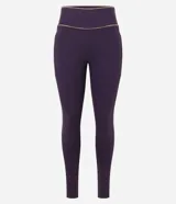 Legging deportiva de tiro alto confeccionada en microfibra, con ajuste al cuerpo y detalle de franja contrastante en la cintura. Incluye bolsillo funcional lateral.