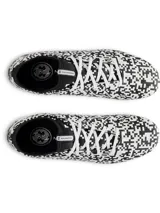 Championes de fútbol Under Armour Magnetico Select 5 FG con capellada de piel sintética en color blanco y negro con patrón geométrico pixelado, suela de TPU con tacos cónicos y cordones blancos.