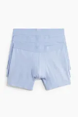 Pack de tres calzoncillos tipo trunk de color celeste liso, con cintura elástica ancha y piernas ligeramente largas. Confeccionados con tejido elástico que incluye tecnología Lycra® Xtra Life™.