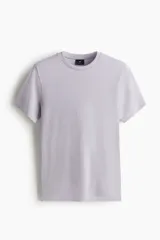 Remera color lila de corte regular, con cuello redondo y mangas cortas.