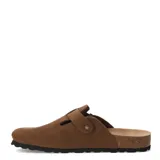 Zueco cerrado tipo sandalia, color taupe, con capellada de gamuza y una hebilla ajustable de metal color cobre. Presenta una plantilla anatómica de corcho y suela de goma negra.