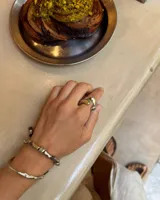 Anillo de diseño orgánico con textura irregular, realizado artesanalmente en metales macizos.