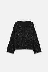 Chaqueta de punto negra con lentejuelas brillantes, cuello redondo, manga larga y cierre frontal con botones.