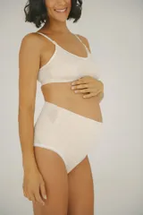 Bombacha maternal de tiro alto confeccionada en algodón, diseñada para brindar sujeción y comodidad durante el embarazo y el postparto. Presenta un diseño de doble tejido en la parte delantera y trasera, con una faja frontal suave que se adapta al crecimiento de la panza.