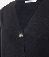 Cardigan de punto color negro con escote en V, cierre frontal con botones, mangas largas con puños acanalados y bolsillos frontales funcionales.