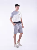 Bermuda de hombre color gris oscuro, de corte regular y largo hasta la rodilla, con cintura elástica y cordón de ajuste.