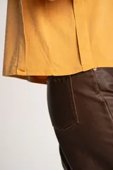 Remera de algodón de corte recto y calce al cuerpo, con cuello redondo y mangas cortas.