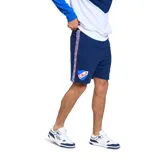Bermuda deportiva azul con cintura elastizada y cordón ajustable. Presenta el escudo del Club Nacional de Football en la pierna izquierda y el logo de Umbro en la pierna derecha.
