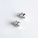 Aros tipo argolla pequeña de plata 925, con diseño moderno y una circonia incrustada en la parte superior.