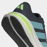 Championes de running Adidas Galaxy 7, color azul marino con tres franjas laterales en azul celeste y detalles en verde lima. Cuentan con mediasuela Cloudfoam blanca y detalles en verde lima en la parte inferior.